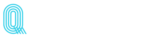 El texto en blanco sobre un fondo gris claro dice «Alex Quijada», con una gran «Q» azul estilizada, formada por líneas paralelas curvas, a la izquierda del nombre de Alex Quijada.